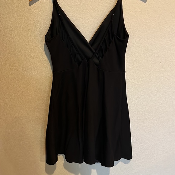 Detailed back black dress - Picture 3 of 3
